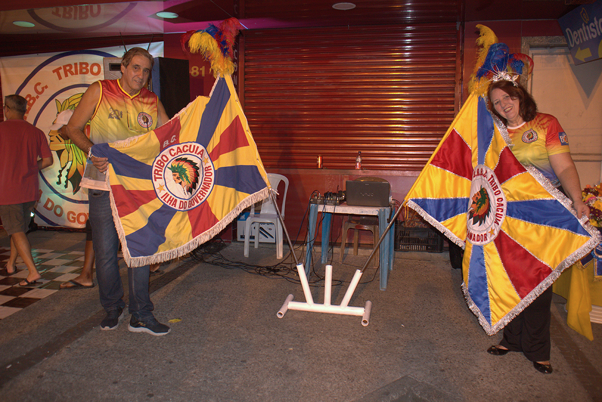 Luizinho e Leila Taufie exibem a bandeira da Tribo Cacuia