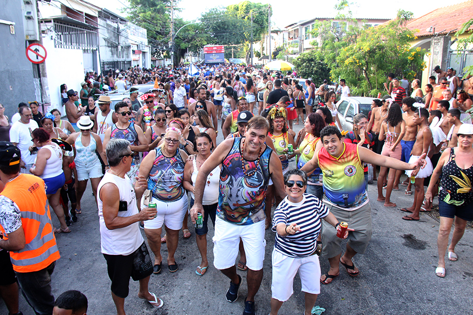 Luisinho, o grande homenageado do bloco, durante desfile ao lado de familiares, amigos do mundo do samba e do bloco Tribo Cacuia // Fotos: Wellington Jorge