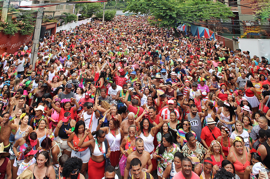 Milhares de foliões acompanham o desfile do gigante da Z-10 no domingo de carnaval // Fotos: André Oliveira