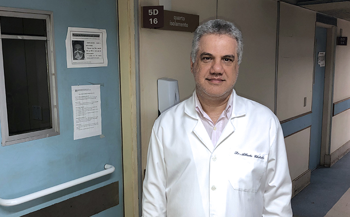 Doutor Alberto Chebabo próximo a sala de isolamento do Hospital do Fundão