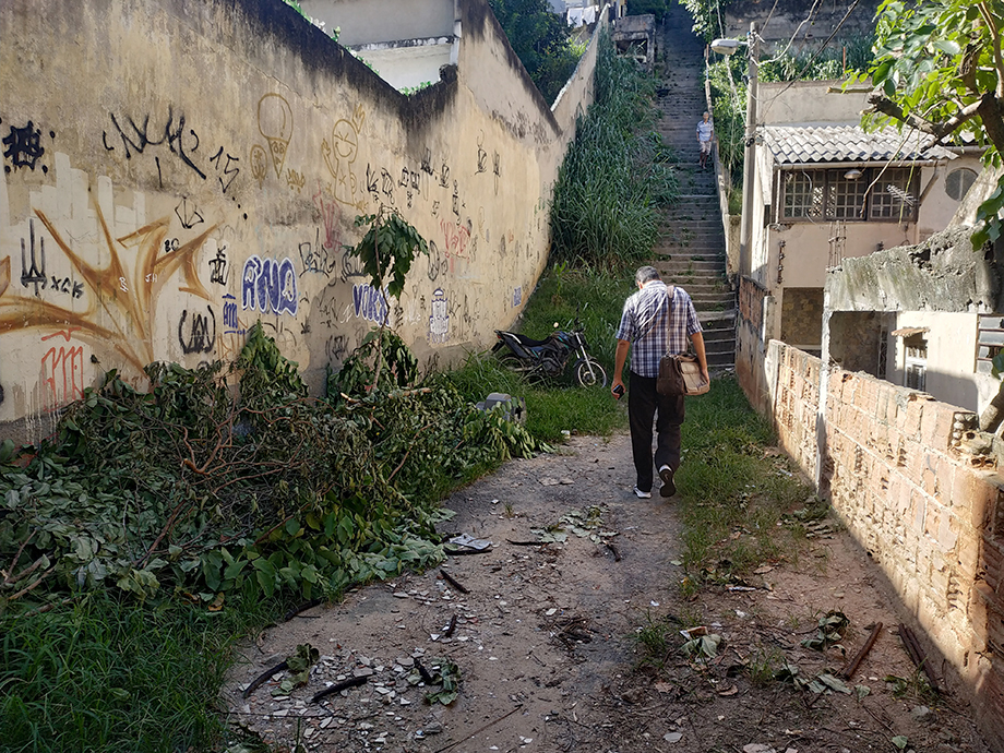 Escadaria que liga a Estrada da Cacuia à Rua Bárbara de Castilho está com mato alto, lixo e sem corrimão