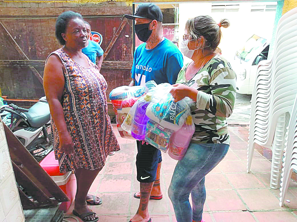 Silvania e Welington ajudam a diminuir o sofrimento de moradores do Dendê durante a pandemia doando cestas básicas