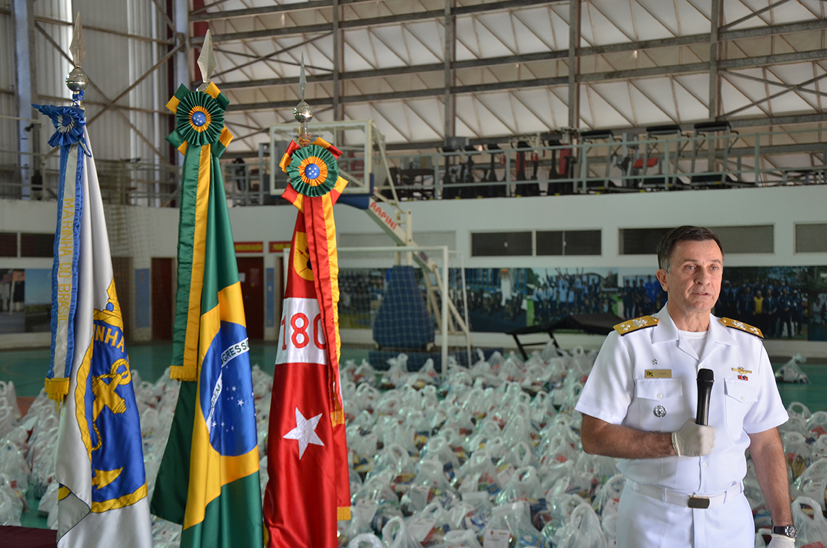 O comandante do Ciasc, Renato Rangel, coordenou a  distribuição das cestas