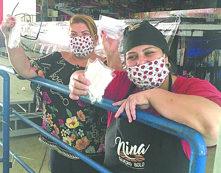 As máscaras também estão sendo distribuídas nas comunidades da região