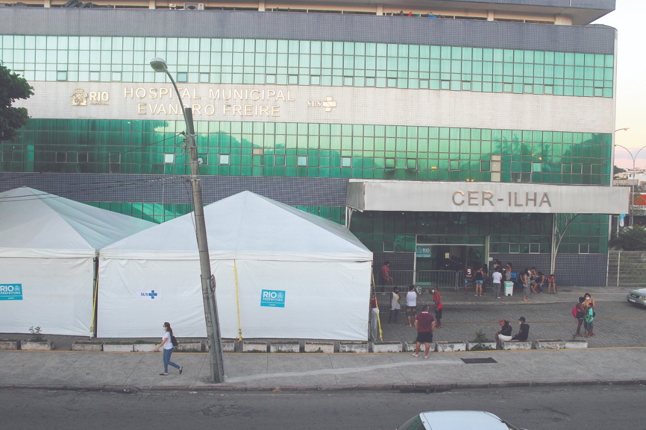 Duas tendas foram instaladas na área externa para o atendimento do público