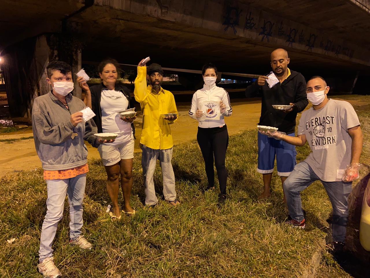 A primeira ação do projeto levou às pessoas que vivem nas ruas do Galeão e Portuguesa, refeições reforçadas e máscaras de proteção