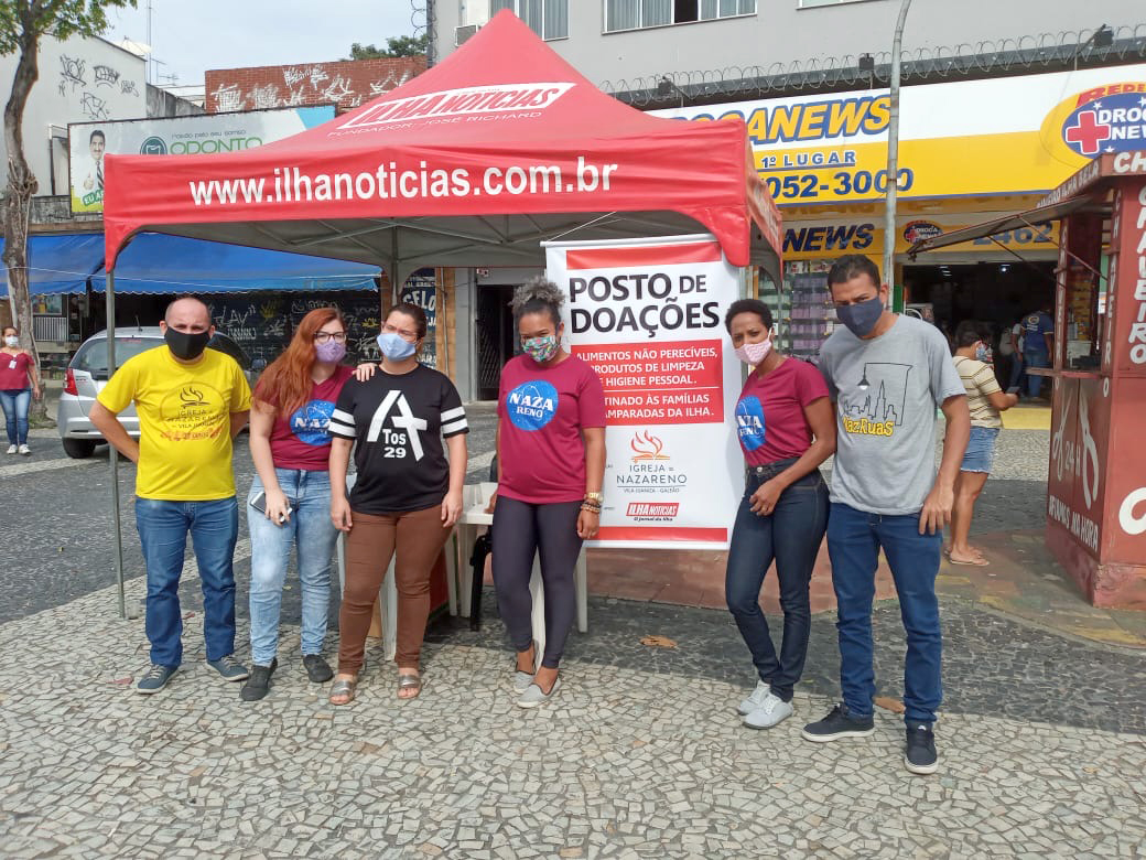 Parte da equipe de voluntários de Vila Joaniza que trabalha na tenda de arrecadação de doações
