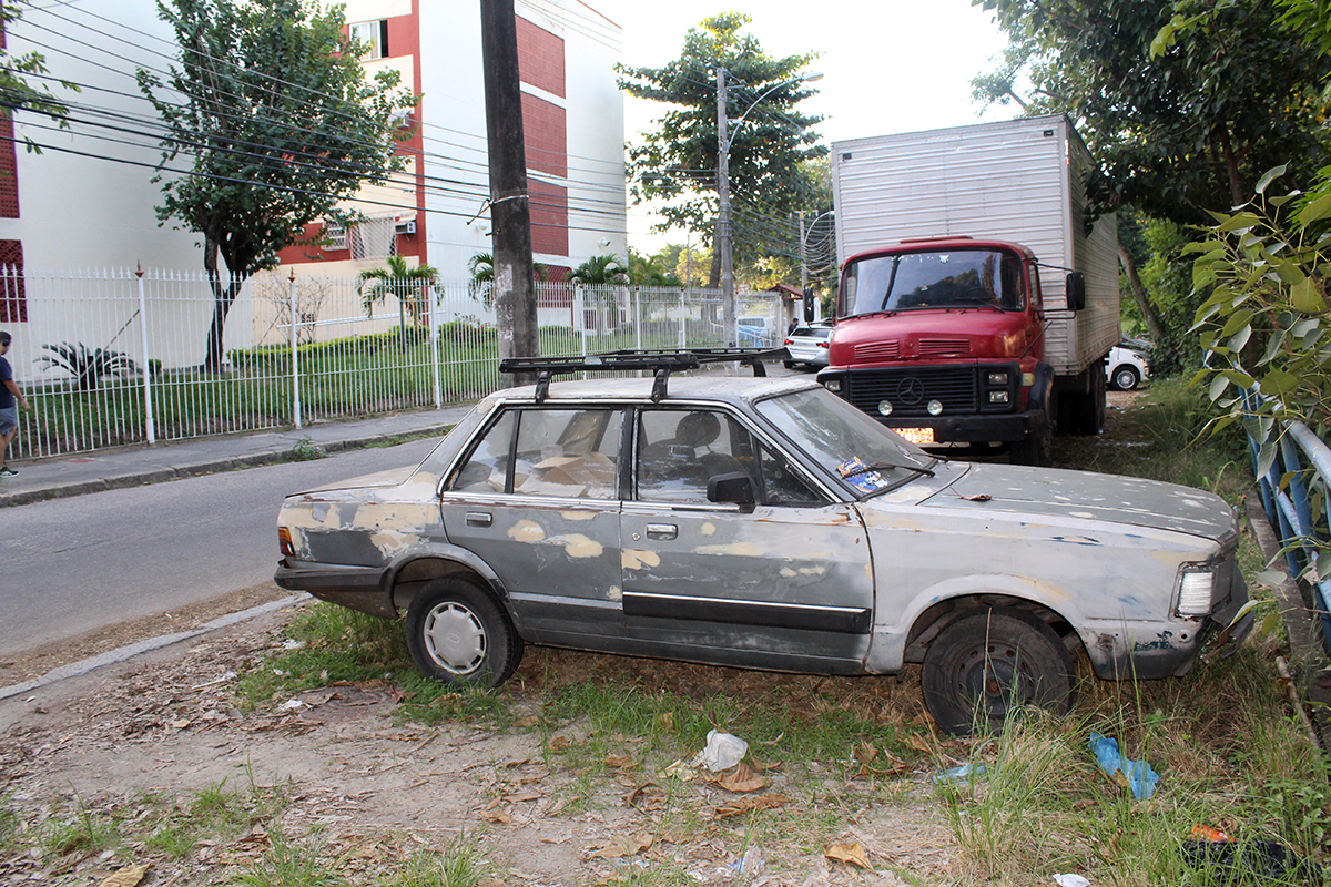 Veículo está abandonado há semanas na Avenida Francisco Neves, na Portuguesa