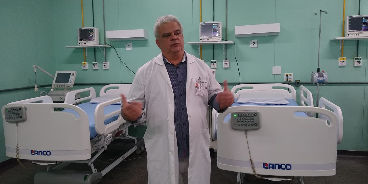 O médico insulano Marcos Freire dirige há um ano o Hospital Universitário