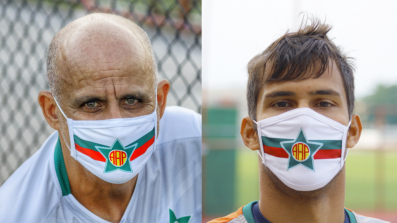 O treinador de goleiros Verta e o volante Muniz usam as máscaras do clube durante as atividades diárias