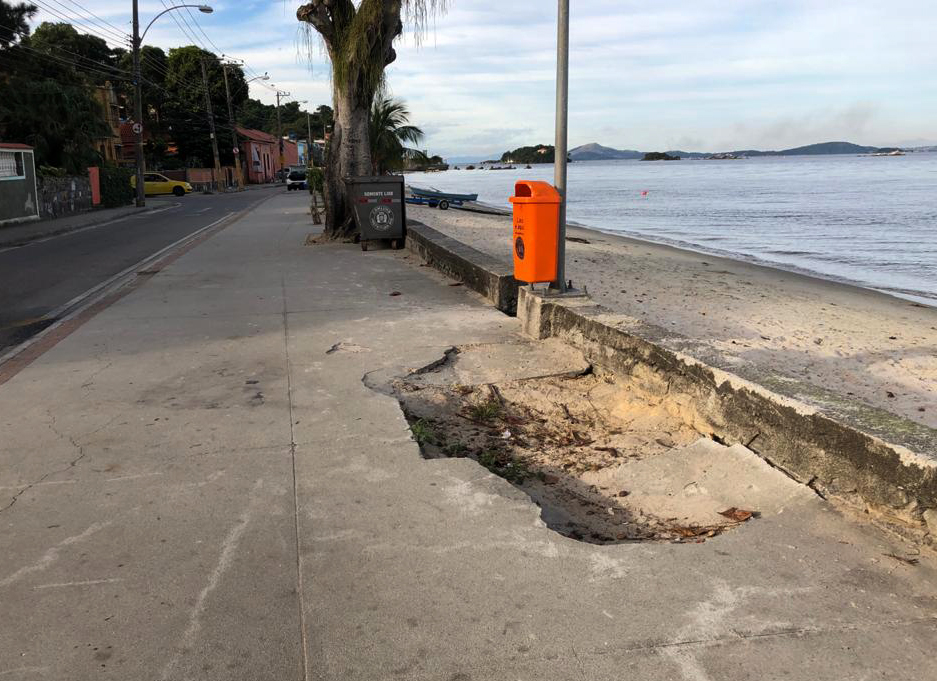 Buraco na calçada da Praia da Guanabara coloca pedestres em risco de acidente