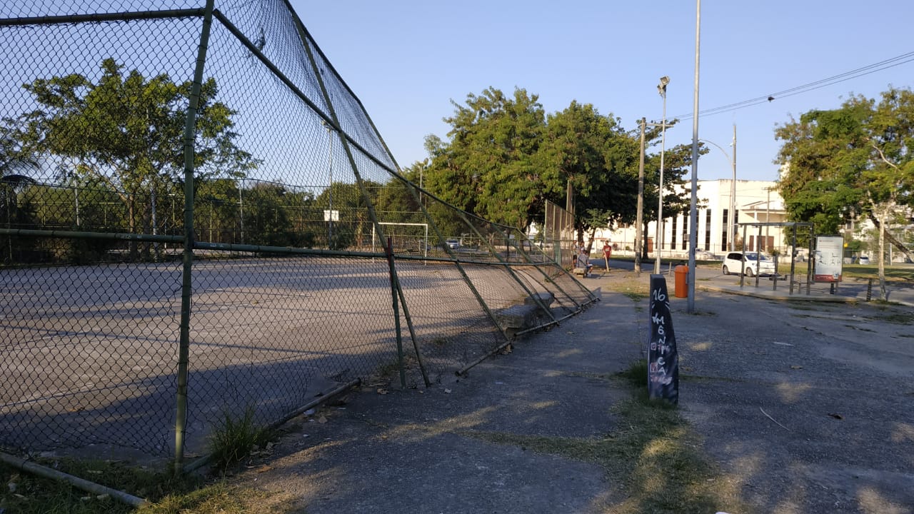 Quadra de futsal no Corredor Esportivo está com o alambrado danificado