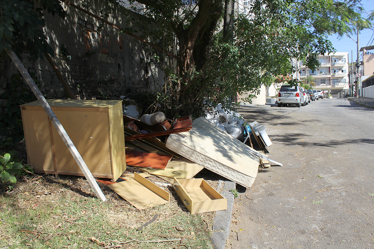 Colchão, entulho e lixo na calçada da Rua Novo Airão, Zumbi, impede a passagem de pedestres