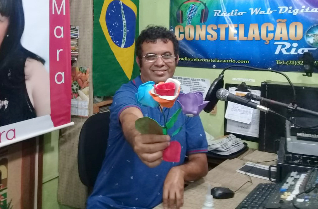 Marcelo Mendes no estúdio da Rádio Constelação, cujo programa vai ao ar diariamente às 8h