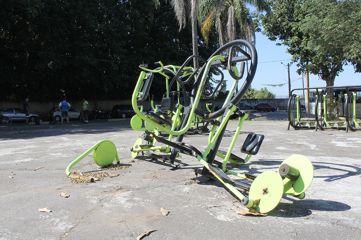 Aparelho de ginástica localizado na Praça Pedra da Onça foi vandalizado