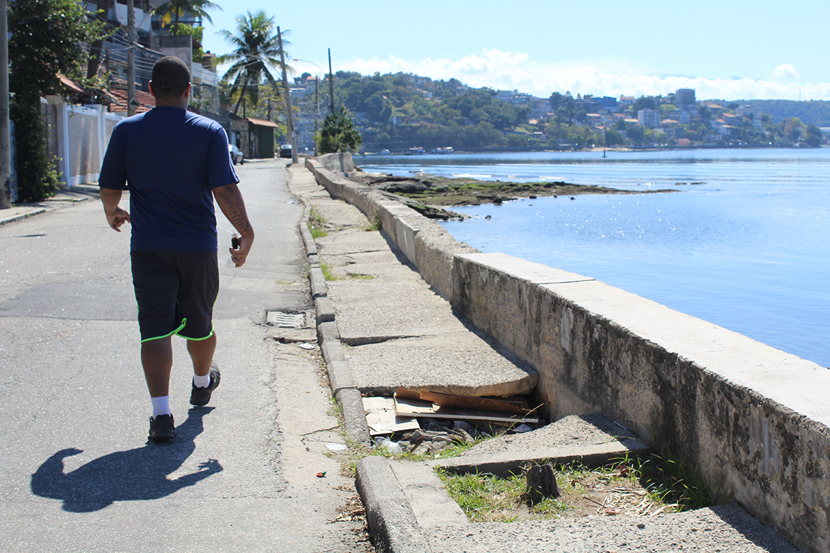 Buraco na calçada da orla da Praia da Bandeira impede passagem de pedestres