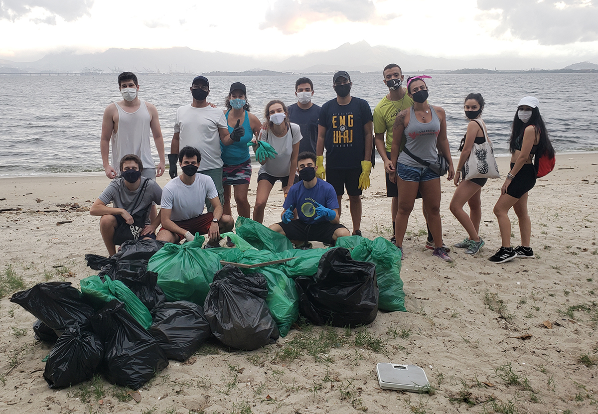 Grupo recolhe em média 117kg de lixo das praias