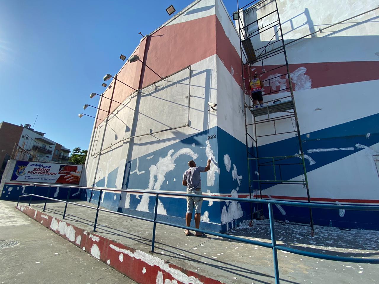 A pintura da fachada e obras na quadra vão revitalizar as instalações da escola