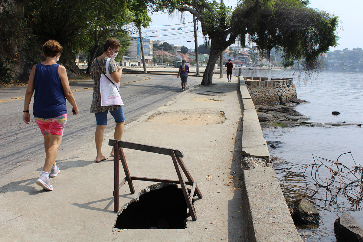 Buraco na Praia das Pitangueiras é risco a pedestres