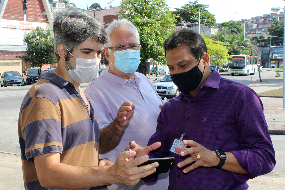 O secretário do Bem Estar Animal Fábio Souza , com máscara escura, esteve com os engenheiros no local onde será instalado o posto