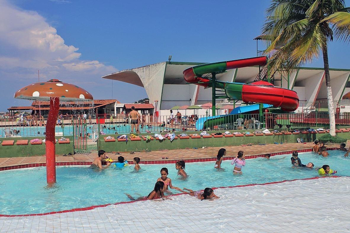 O Parque Aquático oferece piscina e tobogã para uso exclusivo da criançada com a segurança necessária