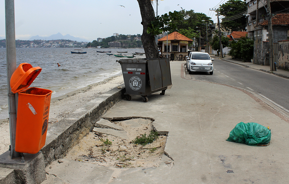 Parte da calçada na Praia da Guanabara, na Freguesia, está danificada