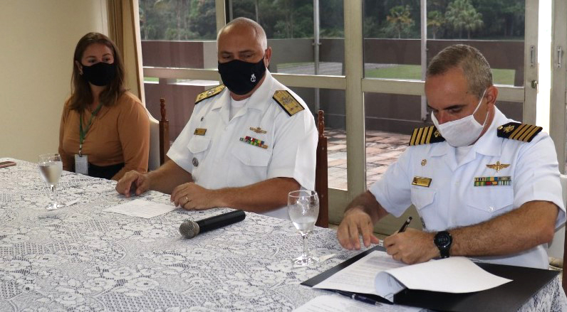Representantes da Marinha e do Jardim Botânico assinam acordo ambiental