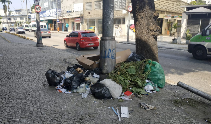 Lixo espalhado na Rua República Árabe da Síria dificulta o trabalho dos garis