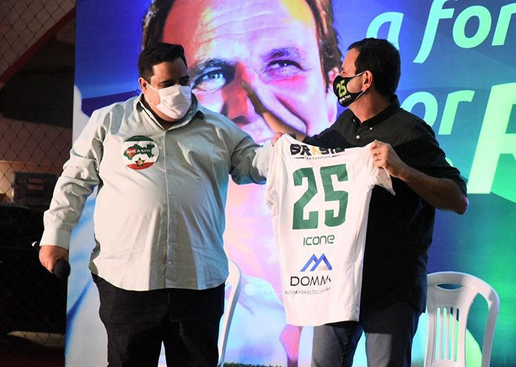 Marcelo Barros presenteou Paes com uma camisa de jogo da Lusa