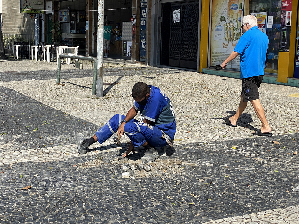No calçadão da Portuguesa, trabalhador da prefeitura "enxuga gelo", ao recolocar pedras portuguesas que soltam, principalmente por causa dos veículos que circulam pelas calçadas