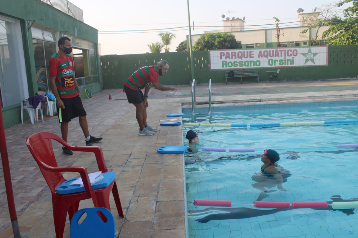 Atividades como a natação e a hidroginástica, acontecem nos três períodos do dia no Parque Aquático
