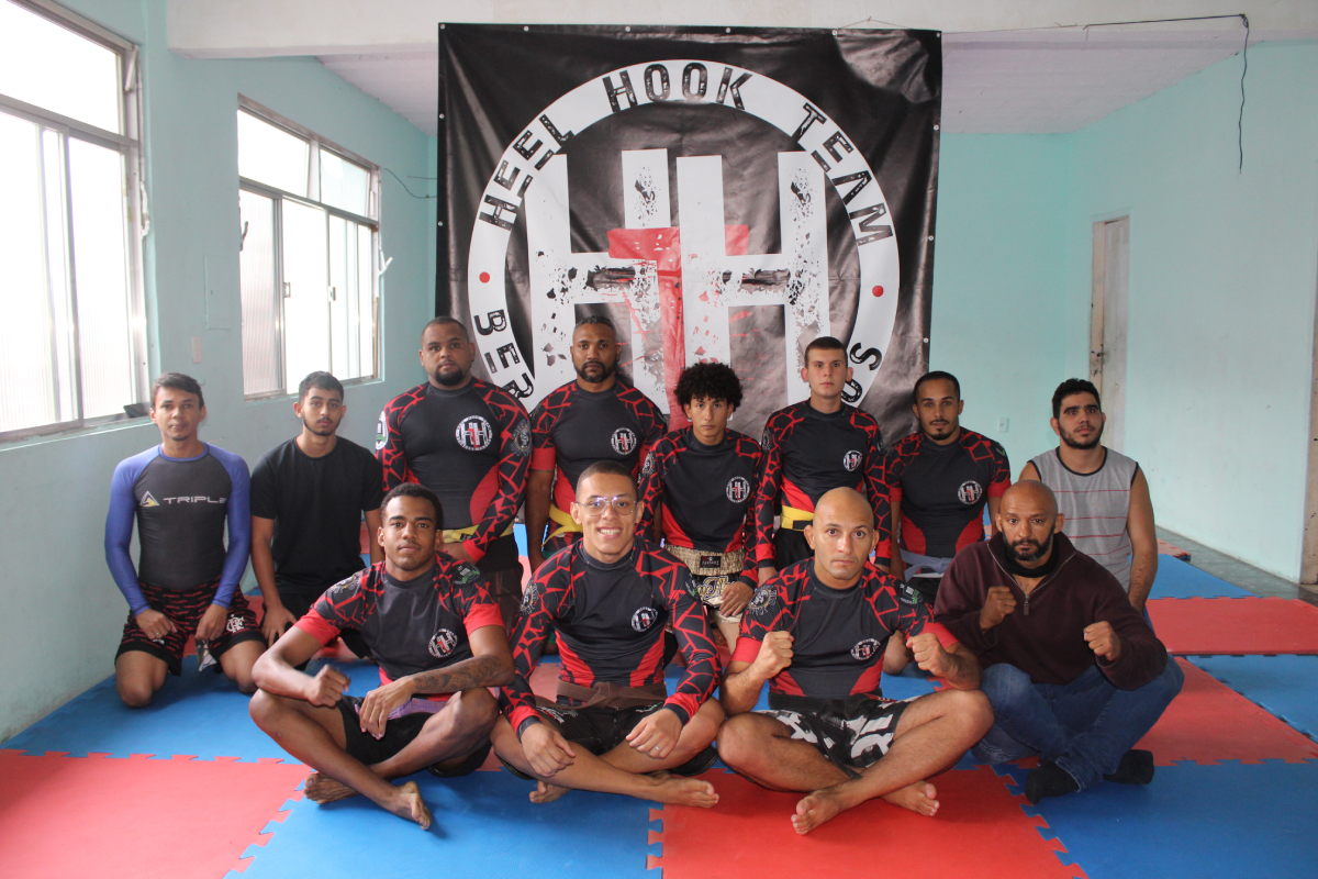 Bernardo (ao centro) é inspiração para lutadores da Heel Hook Team, no Guarabu