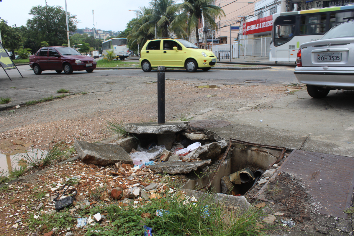 Calçada na esquina da Praia de Cocotá com a Av. Paranapuã está danificada