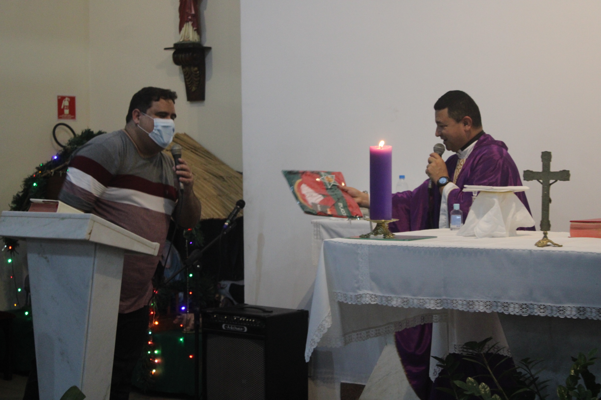O presidente Marcelo presenteou o padre Gilvan com uma camisa do clube