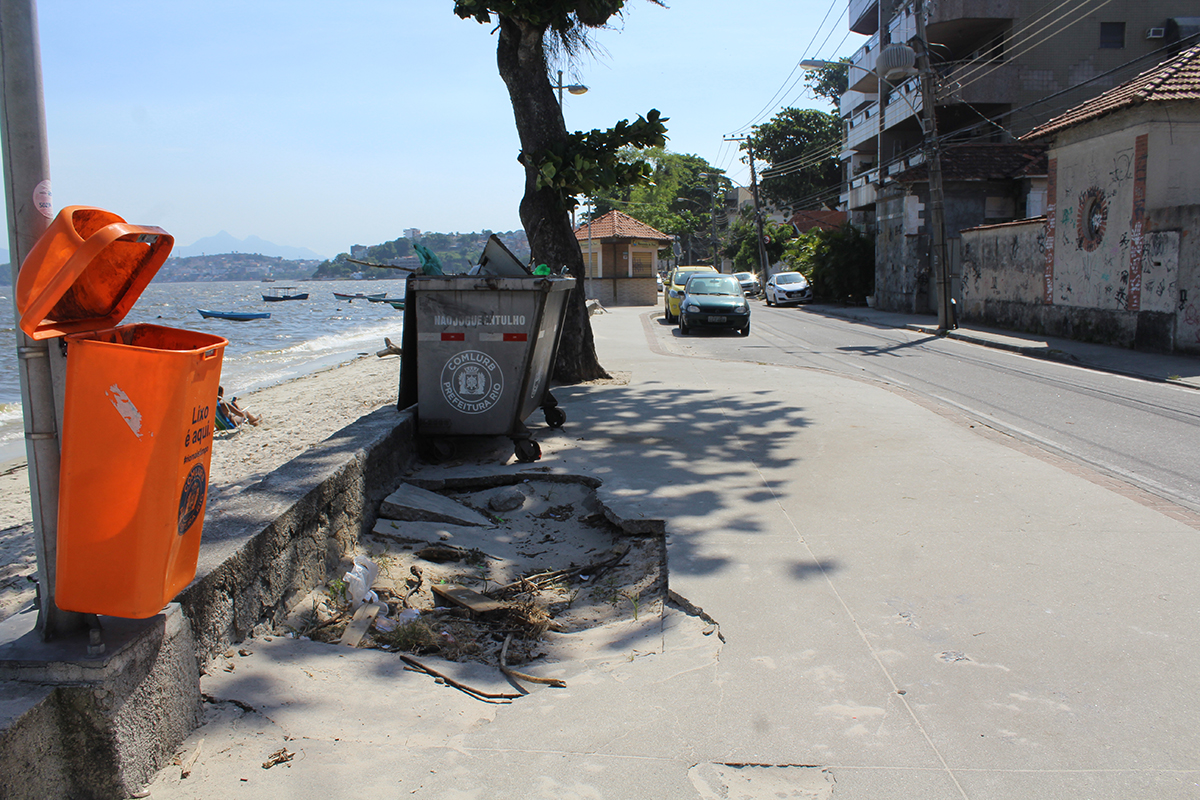 A calçada na Praia da Guanabara está danificada