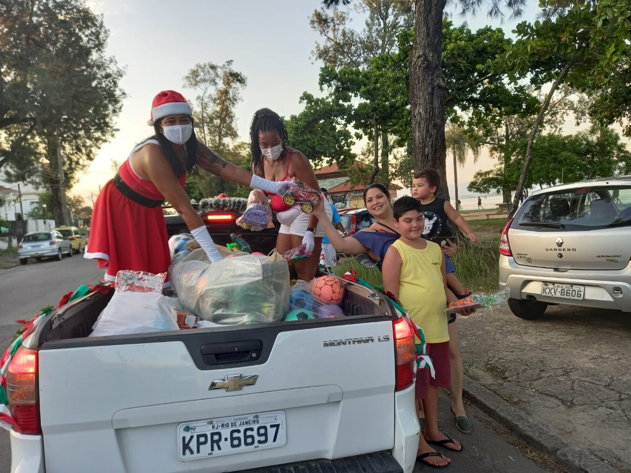 A Cabo Maria, do Núcleo Maria da Penha do 17°BPM, saiu de Mamãe Noel pelas ruas da Ilha no domingo (20) distribuindo presentes para as crianças