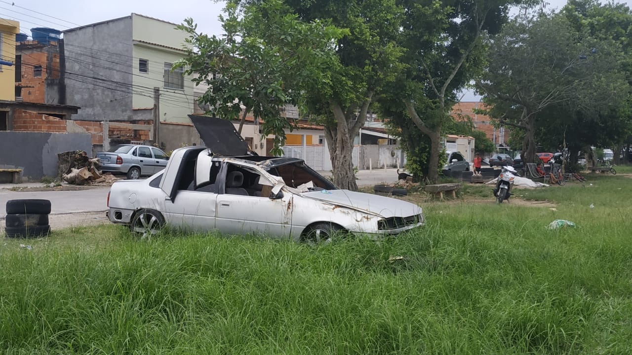 Veículo foi abandonado na Rua 90, em Tubiacanga