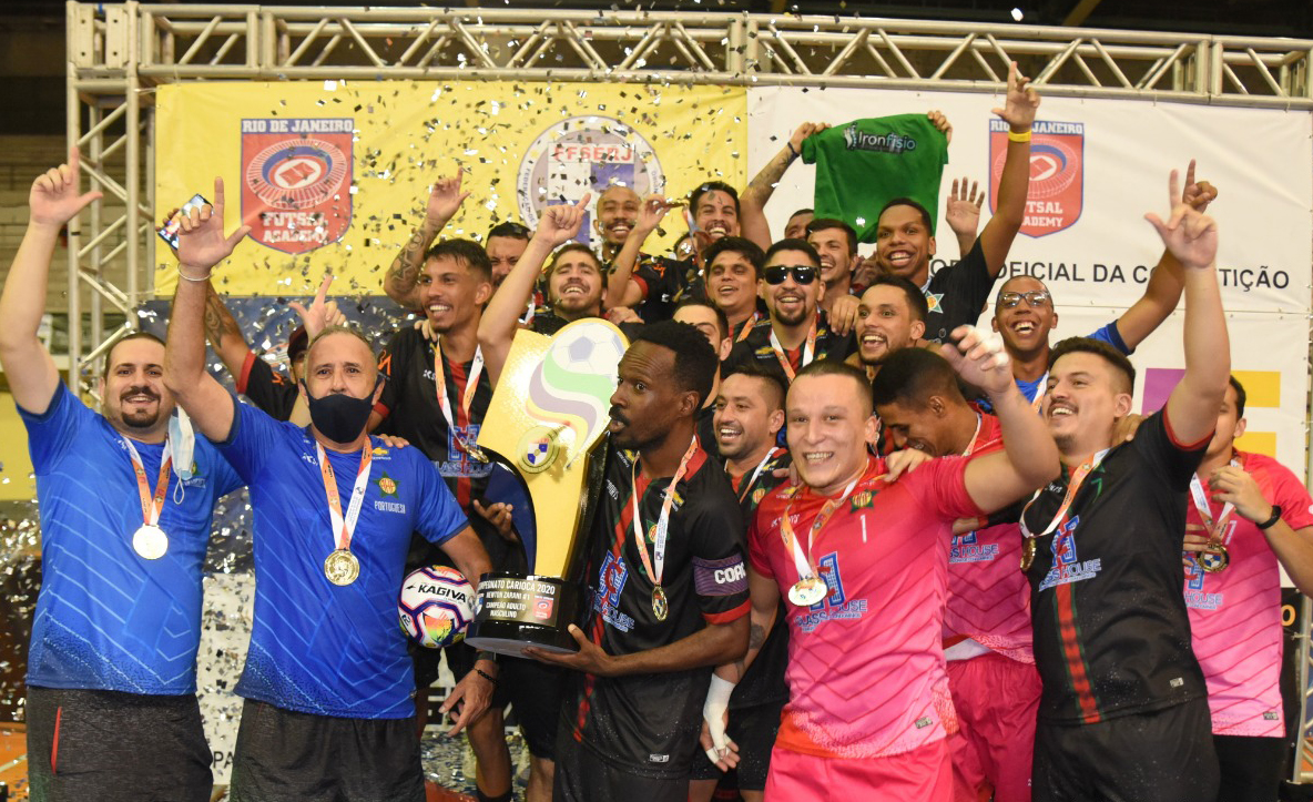 O time de futsal da Lusa comemora o quarto título consecutivo do Carioca e hegemonia nas quadras do Rio // Foto: Wellington Jorge