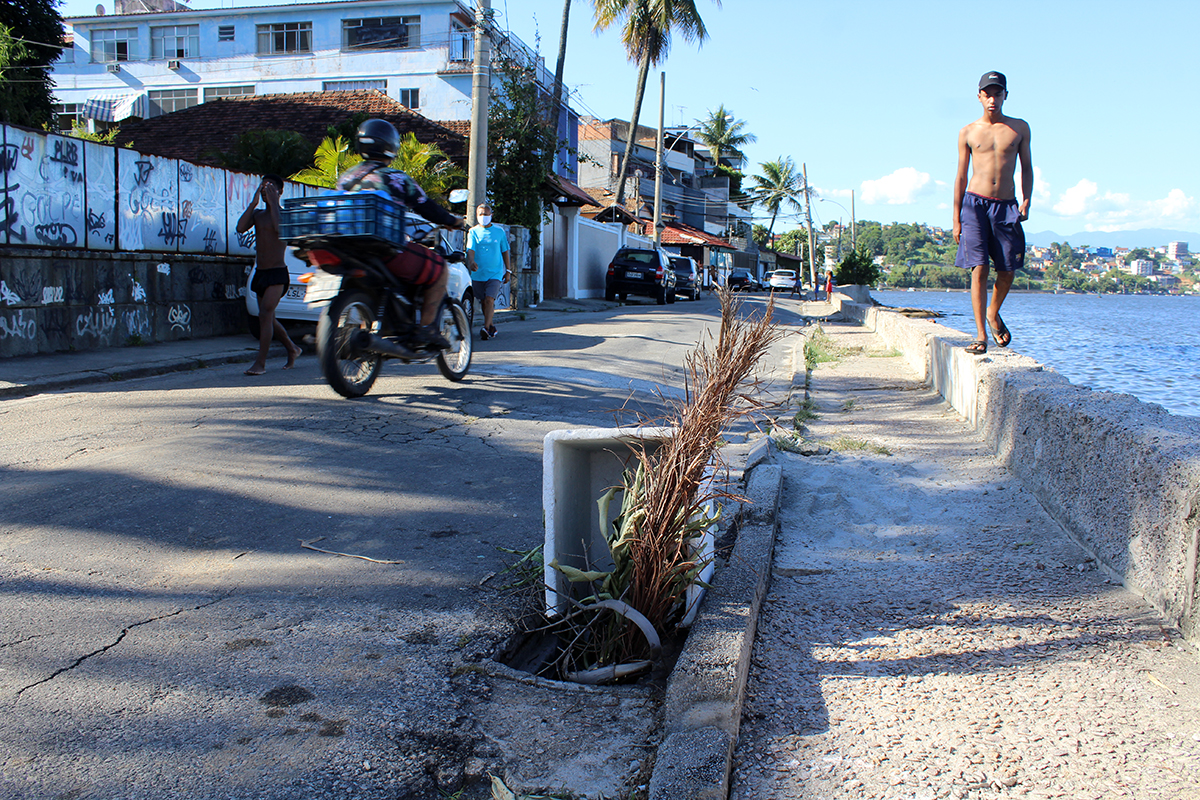 Moradores da Praia da Bandeira usaram galhos e tábuas para sinalizar buraco próximo ao número 493