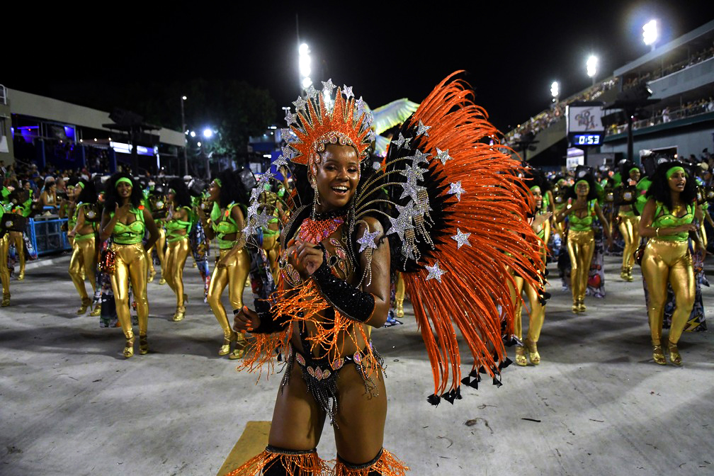 A beleza dos desfiles estará de volta à Sapucaí com força total em fevereiro do próximo ano
