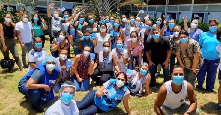 Profissionais da Clínica da Família Maria Sebastiana, da Praia da Rosa, celebram a imunização de todos