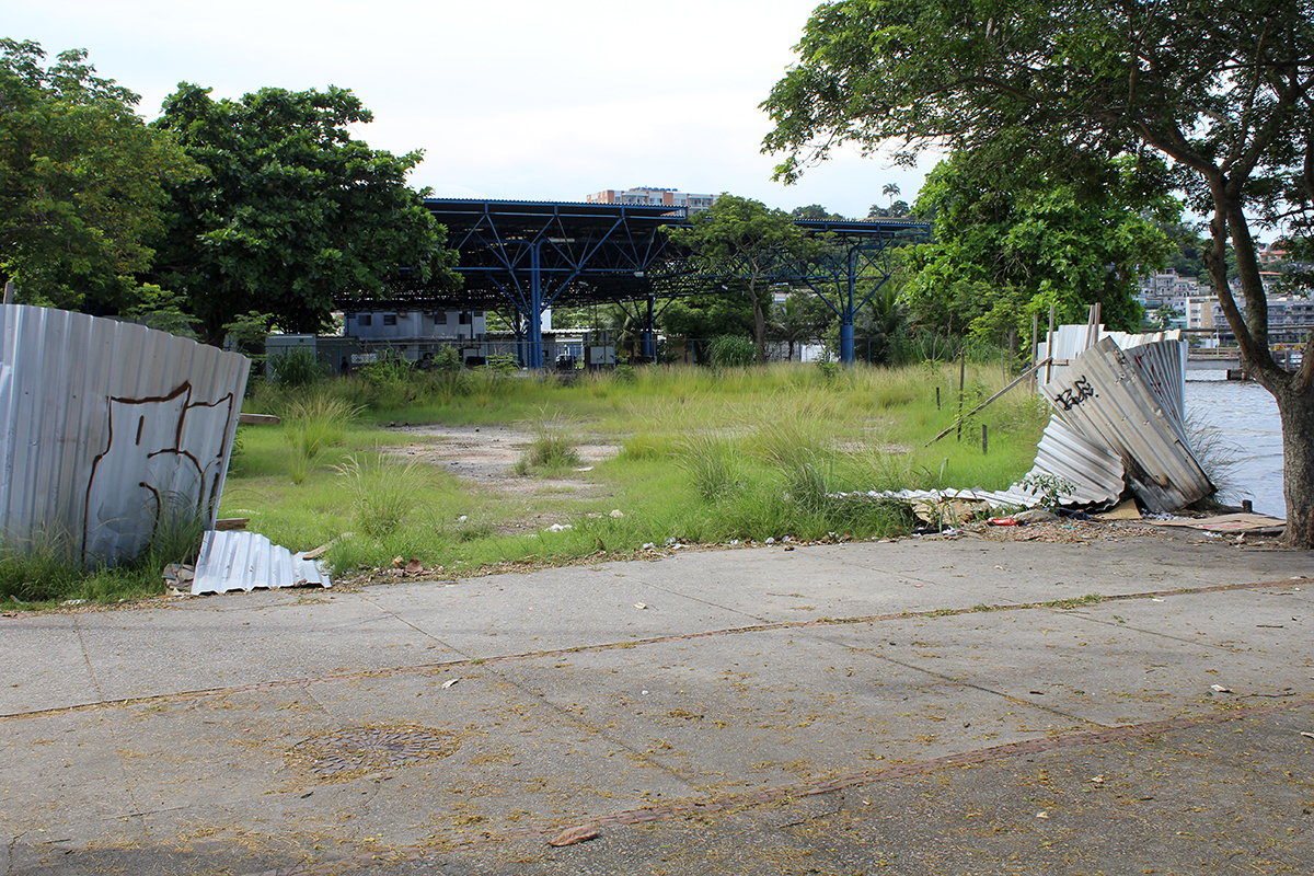 Terreno público ao lado do Detran, no Cocotá, teve a cerca destruída e está abandonado