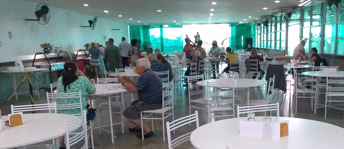 O restante da Portuguesa funciona para almoço no amplo salão de festas do clube com ar condicionado e conforto para os clientes