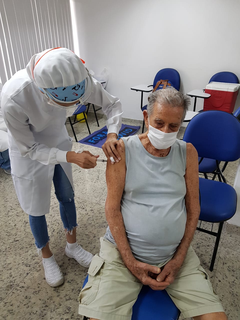 Mário foi o primeiro idoso vacinado no Necker Pinto