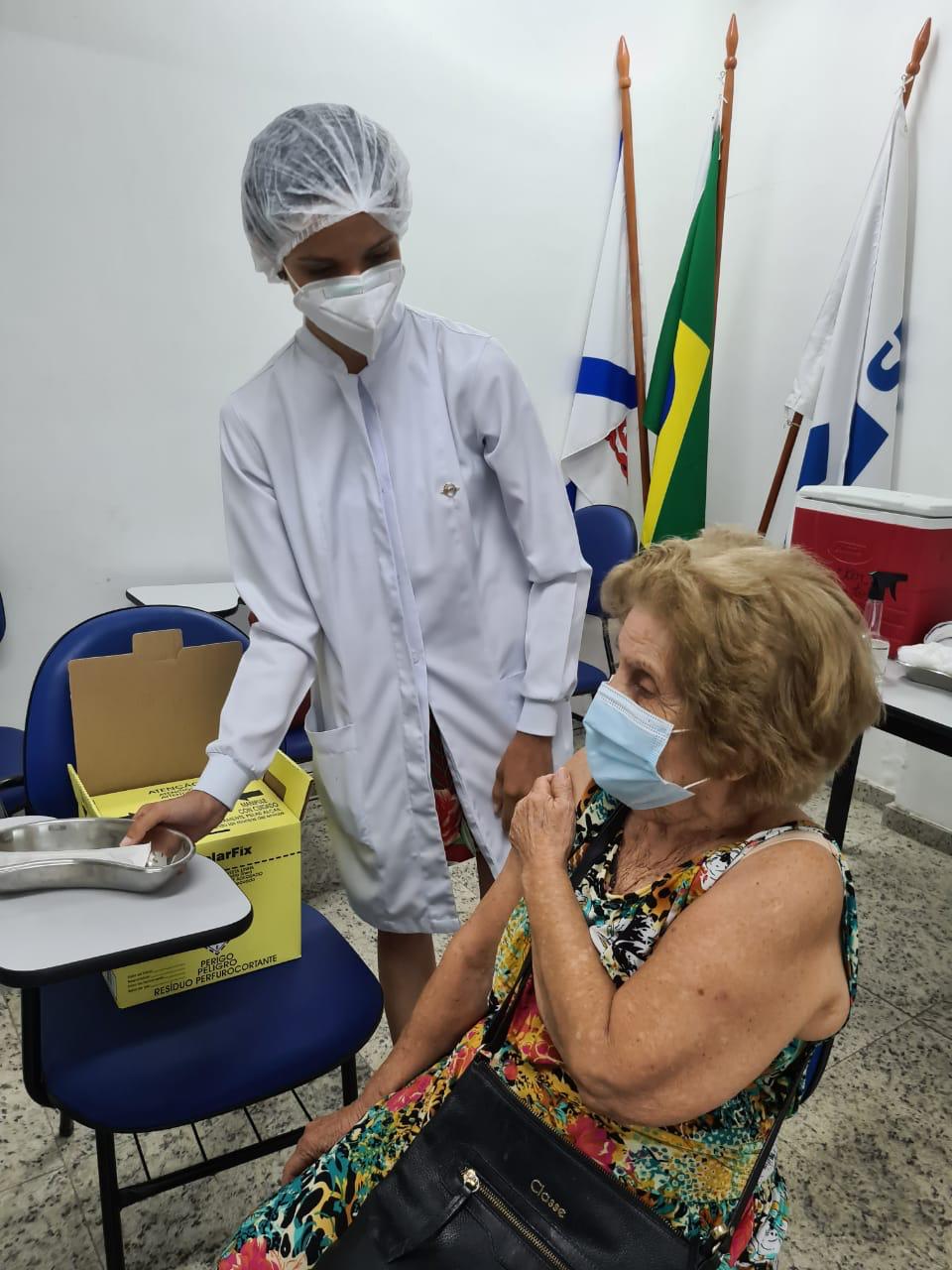 A representante insulana no The Voice +, Miracy de Barros, de 83 anos, foi vacinada na terça (16) e está pronta para soltar sua voz no programa
