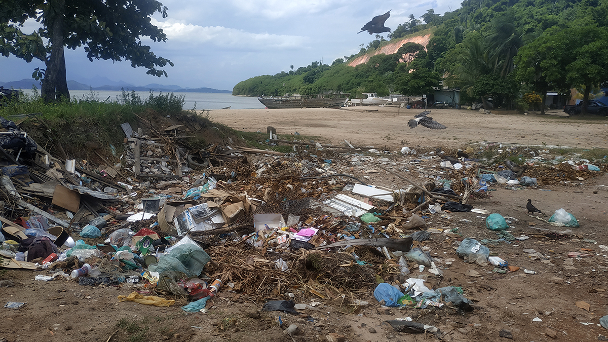 Lixo é despejado irregularmente na Praia das Pelônias, nos Bancários