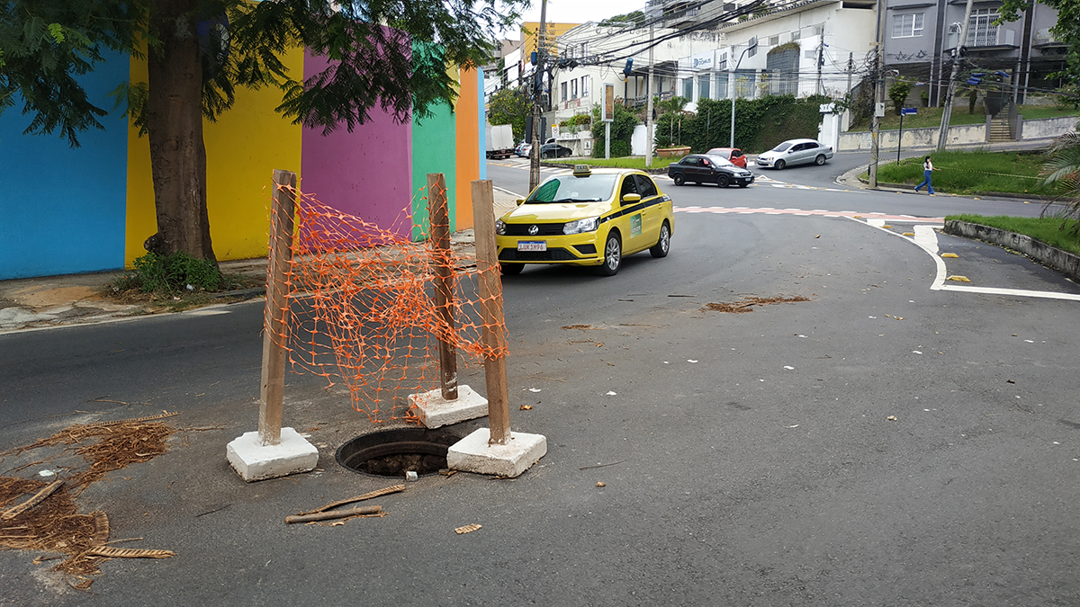 Na Rua Luís Vahia Monteiro, buraco pode provocar acidentes