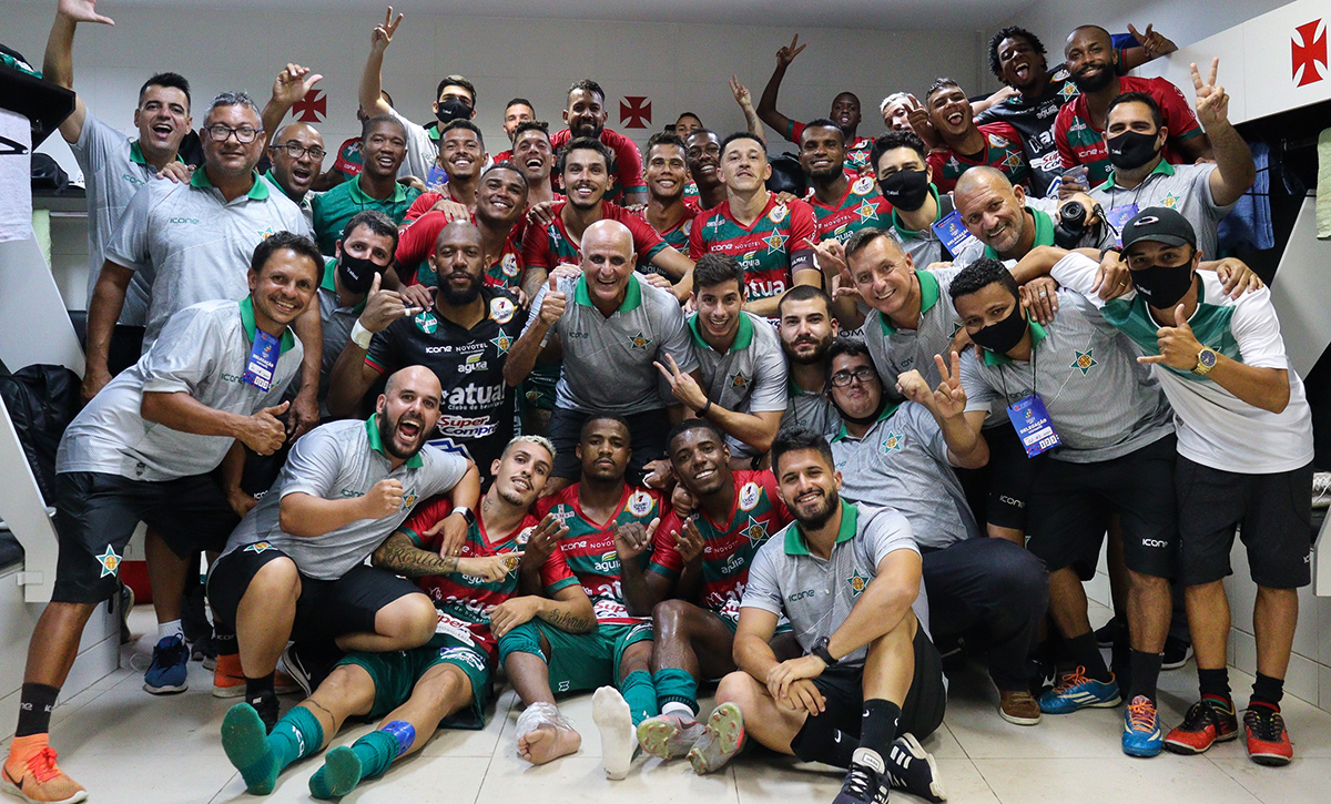 Após o jogo contra o Vasco, jogadores e comissão técnica comemoram nos vestiários a importante vitória conquistada em São Januário // Foto: Nathan Diniz