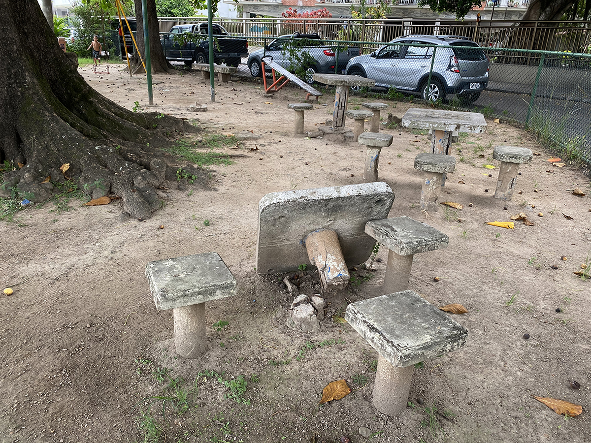 A Praça das Pitangueiras continua abandonada