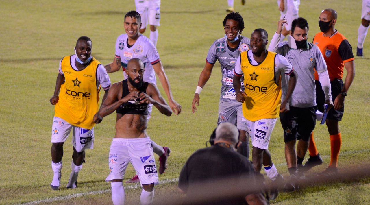 O meia-atacante Chay comemora o golaço de empate feito diante do Botafogo que deixou a Lusa no G4 // Foto: Marcos Faria
